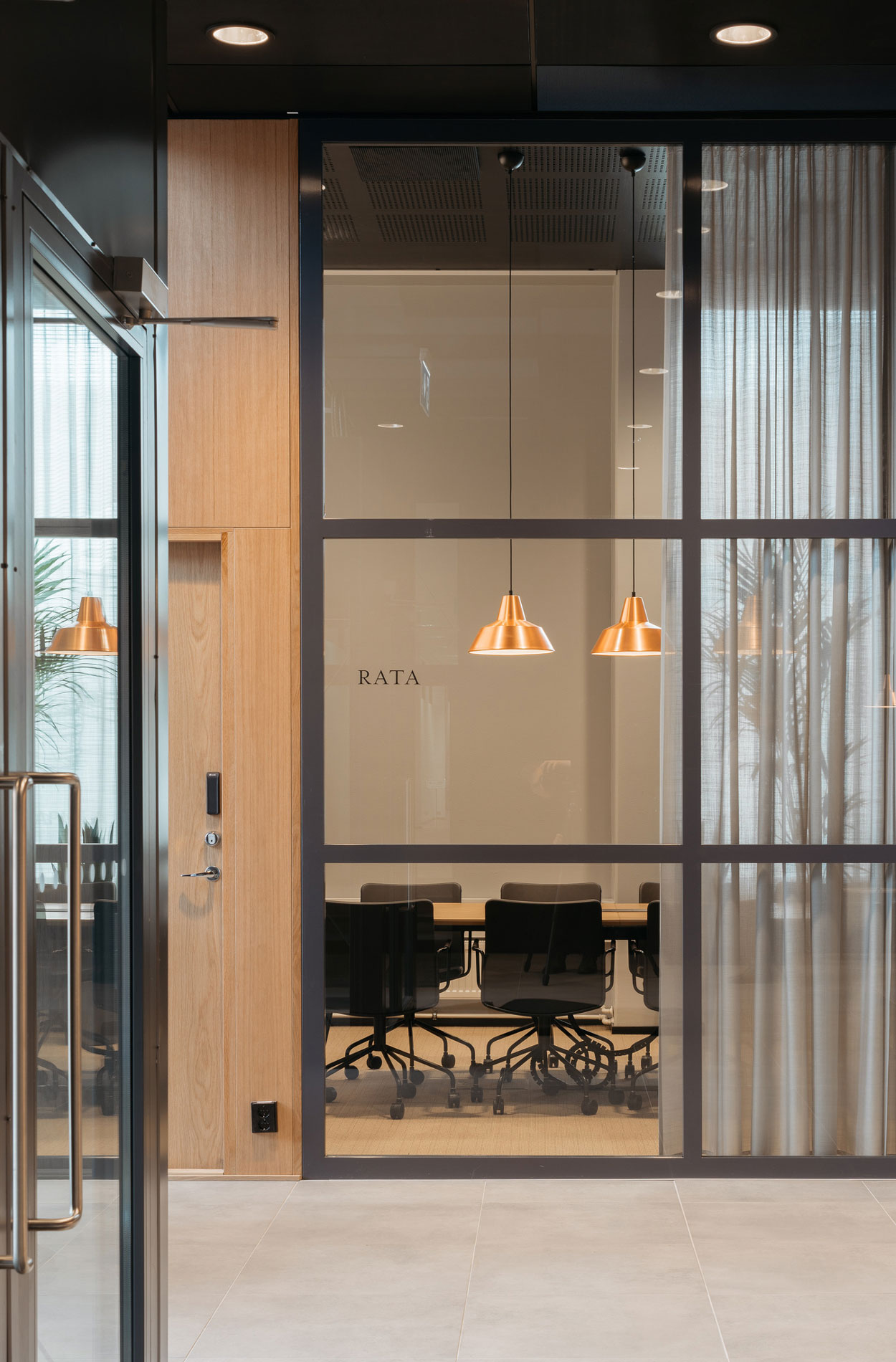 Rune & Berg Designin suunnittelema TROOLI kiinteistökehitys neuvotteluhuone
