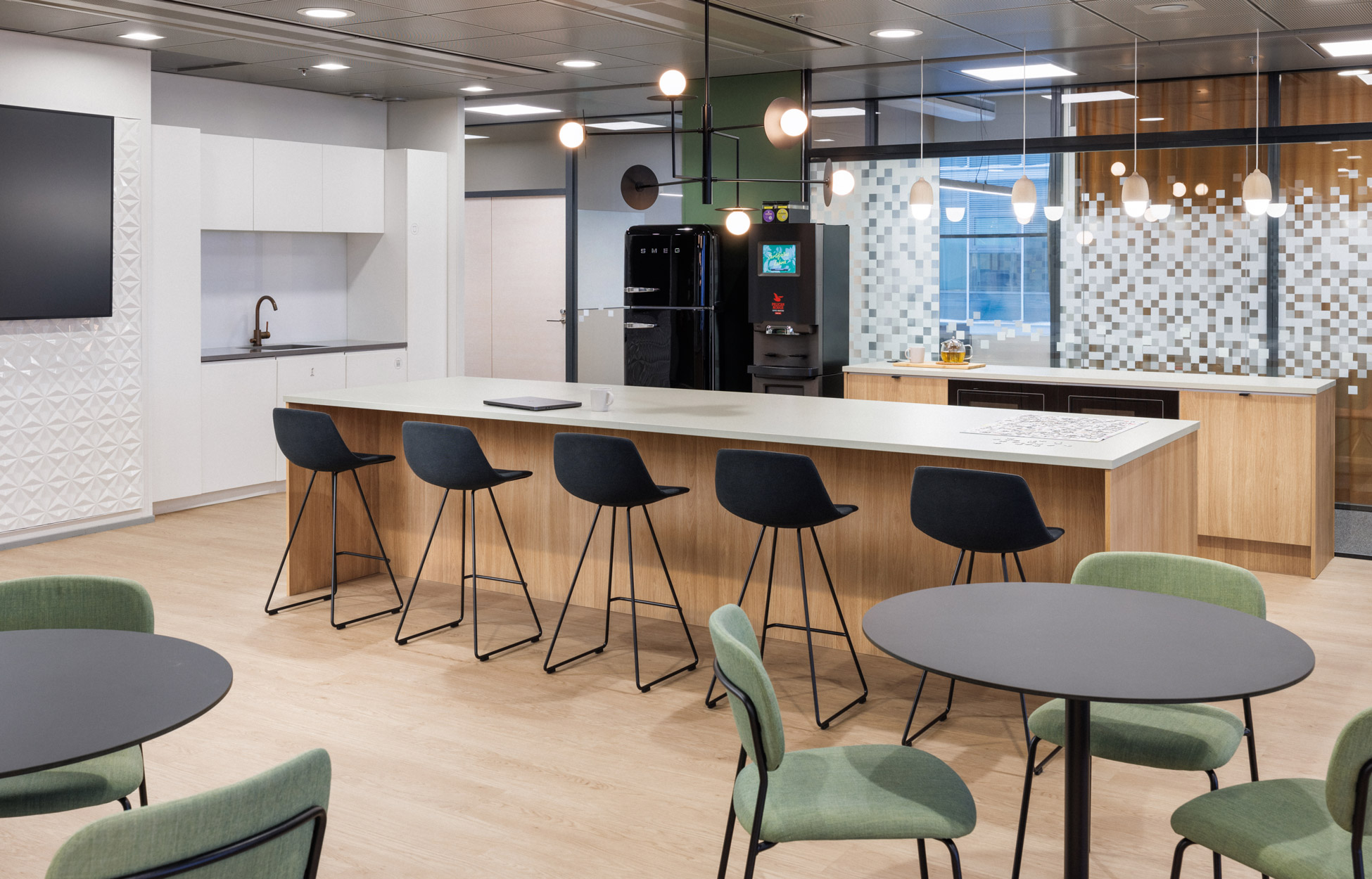 Rune & Berg Designin suunnittelema Vaisalan työympäristön kahvila
