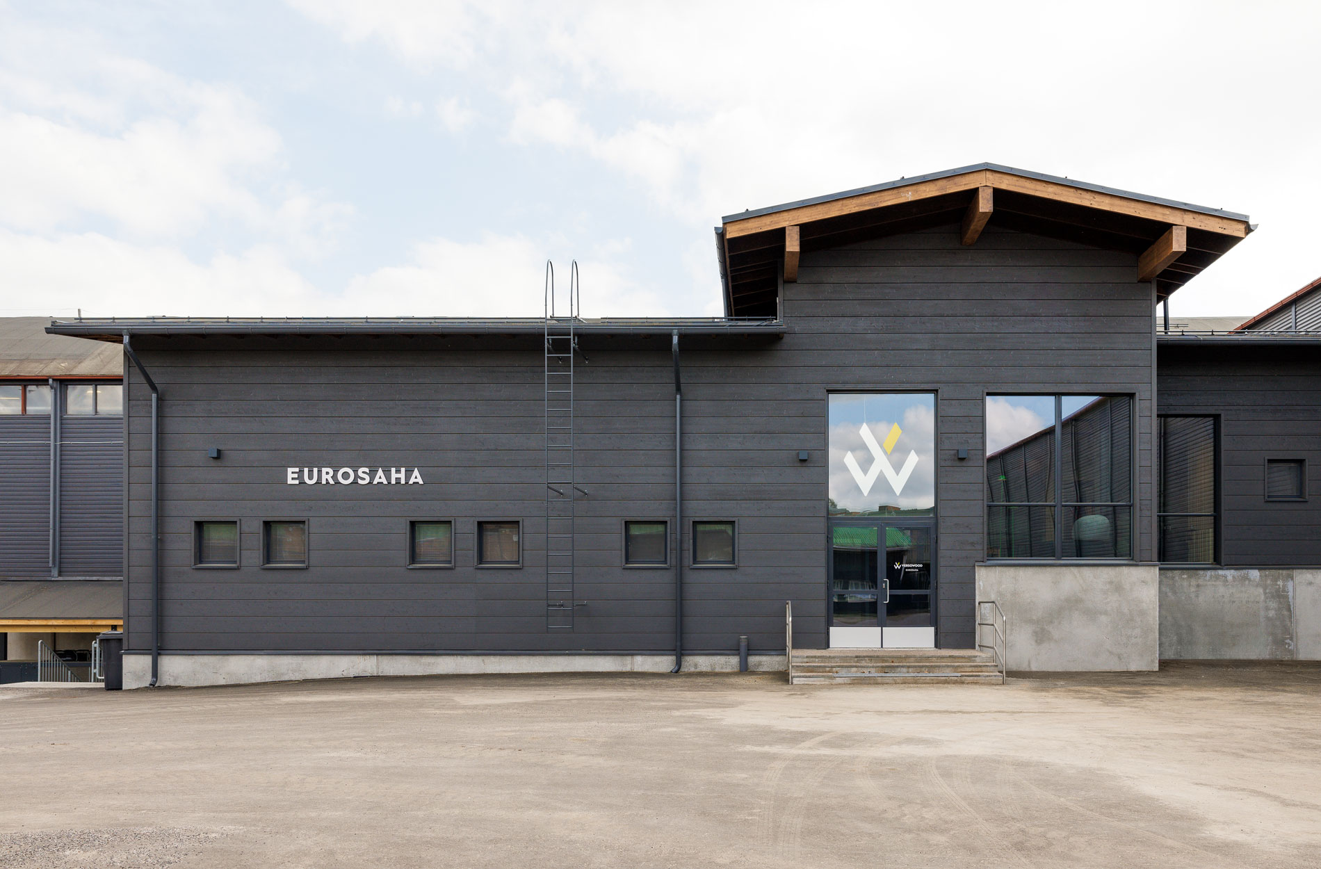 Rune & Berg Designin suunnittelema Versowood työympäristön julkisivu
