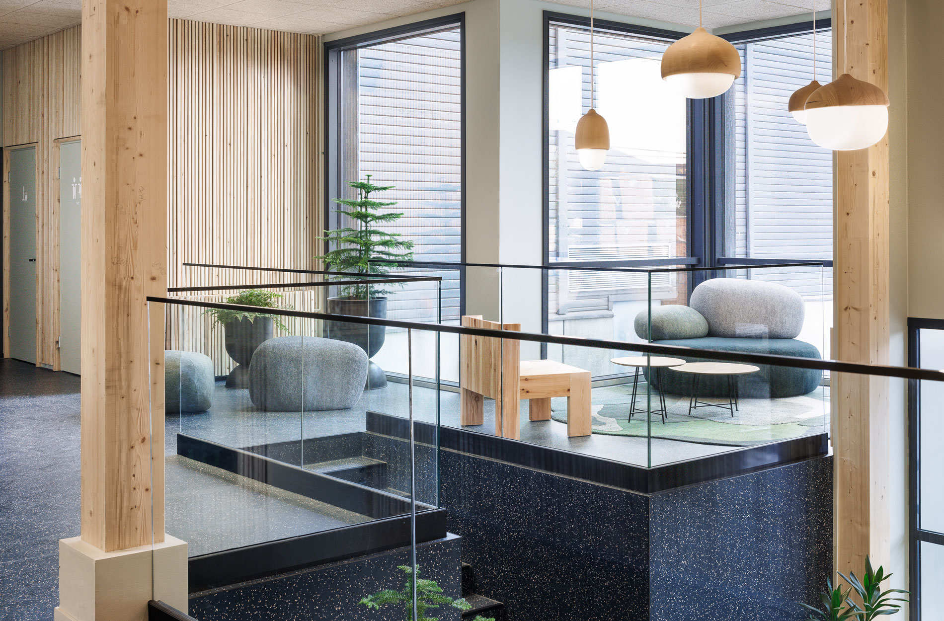 Rune & Berg Designin suunnittelema Versowood työympäristön lounge