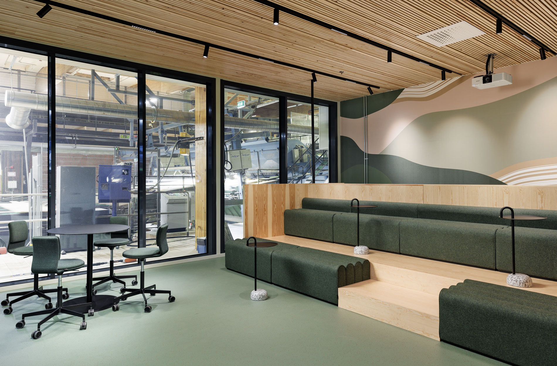 Rune & Berg Designin suunnittelema Versowood työympäristö valvomo