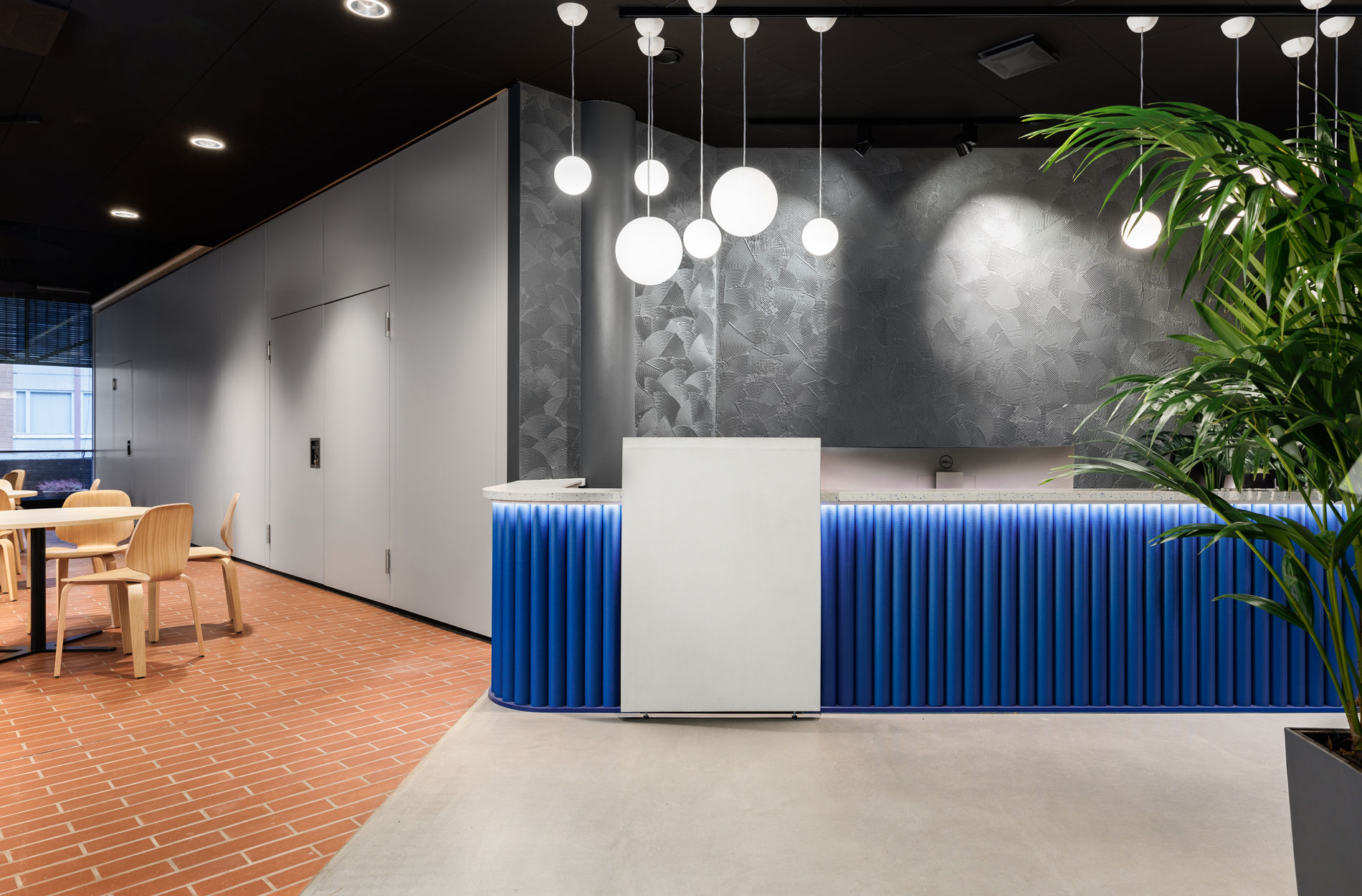 Rune & Berg Designin suunnittelema Saint-Gobain työympäristön aula