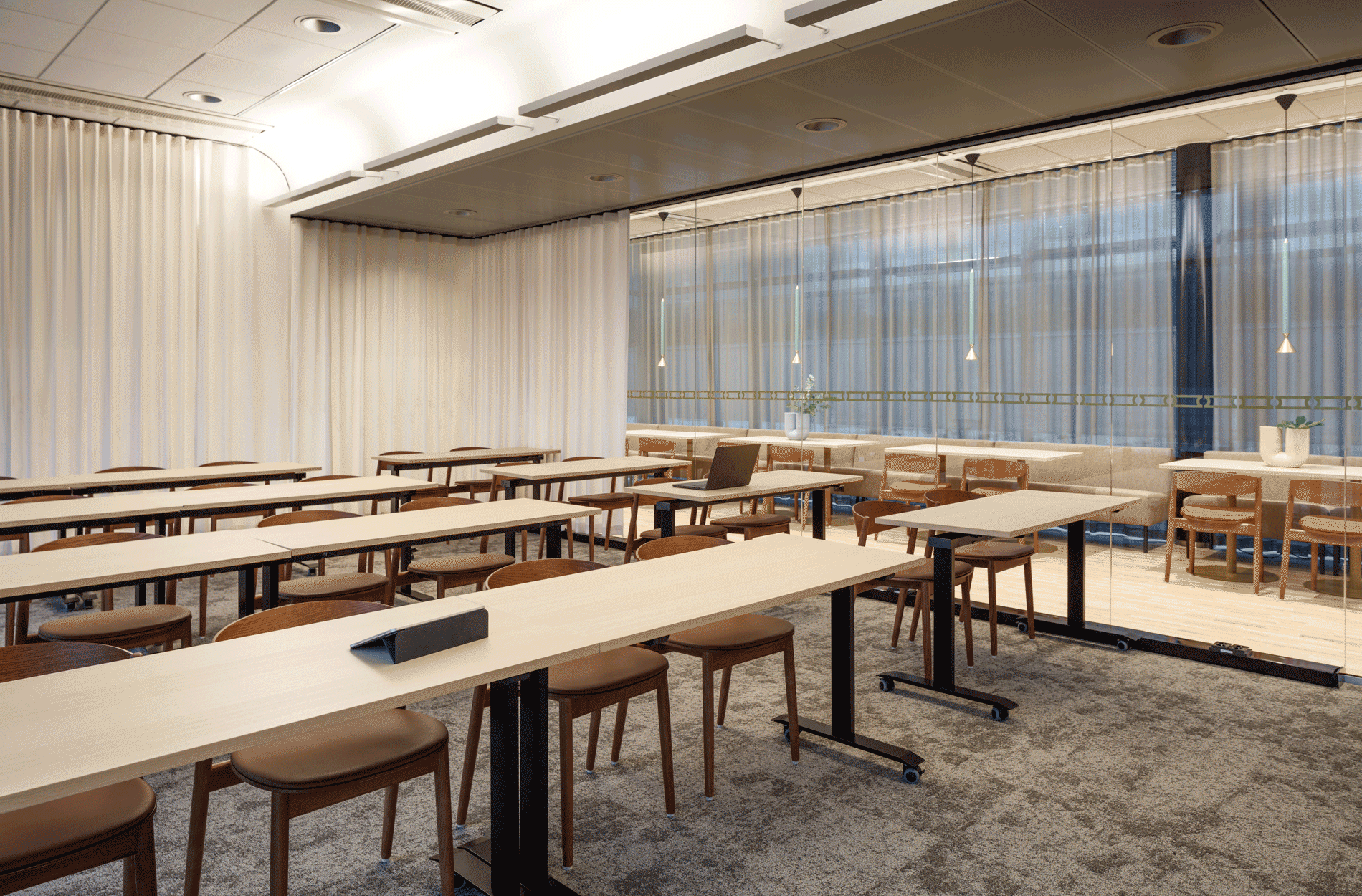 Rune & Berg Designin suunnittelema Masino työympäristön konfrenssihuone