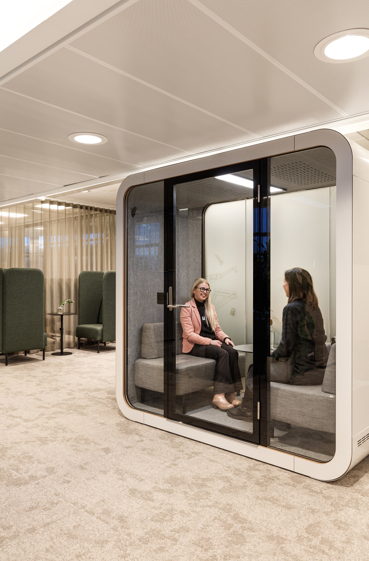 Rune & Berg Designin suunnittelema Masino työympäristö Framery