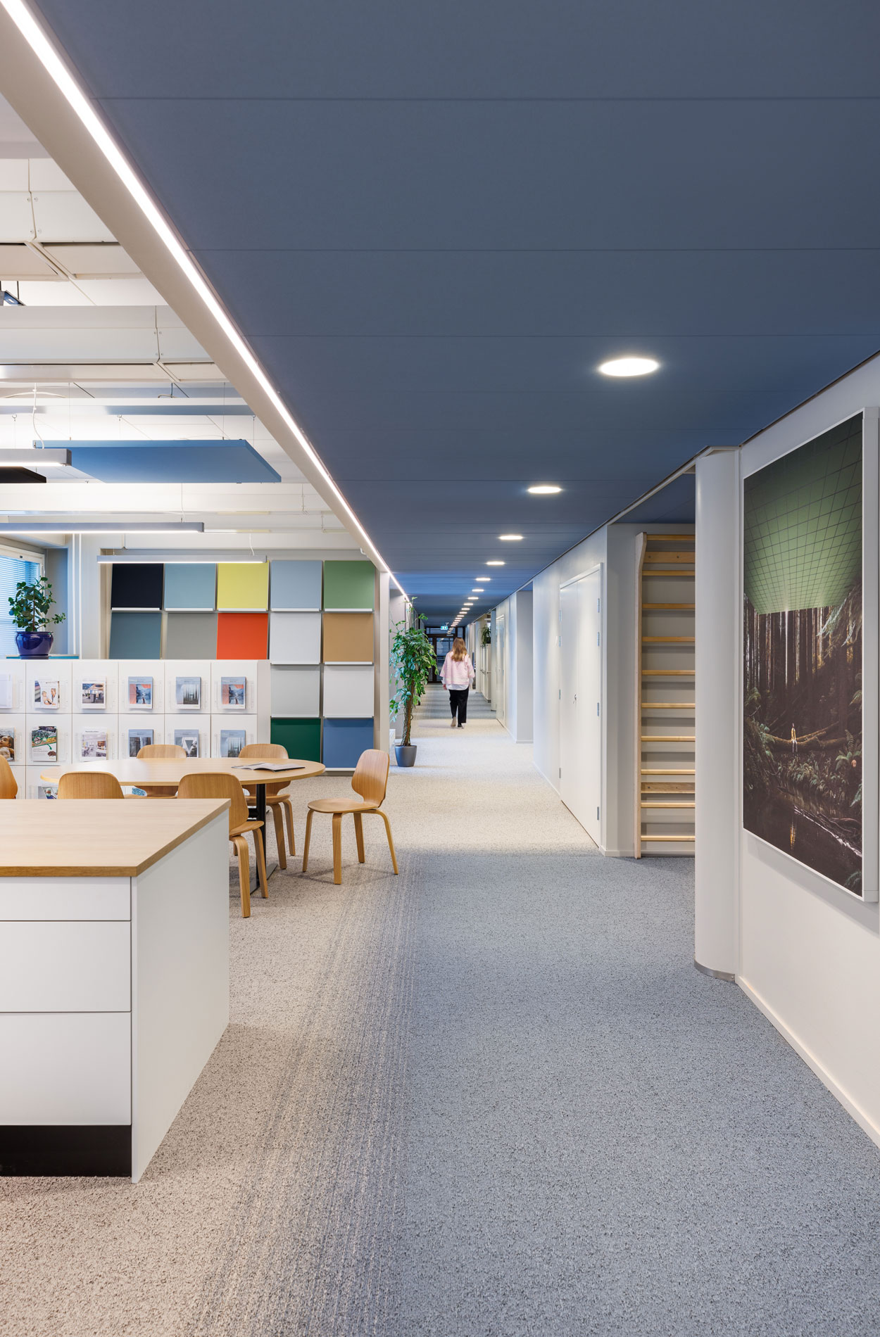 Rune & Berg Designin suunnittelema Saint-Gobain työympäristön materiaalikirjasto