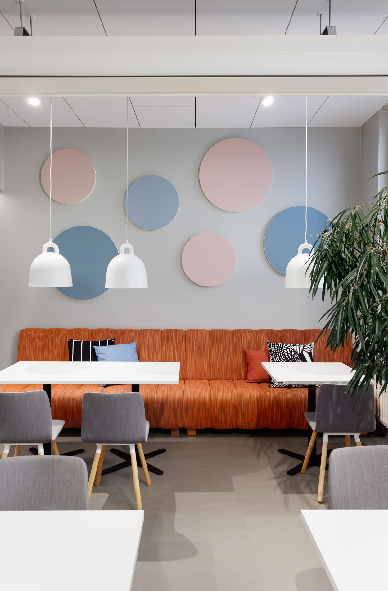 Rune & Berg Designin suunnittelema Saint-Gobain työympäristön kahvila