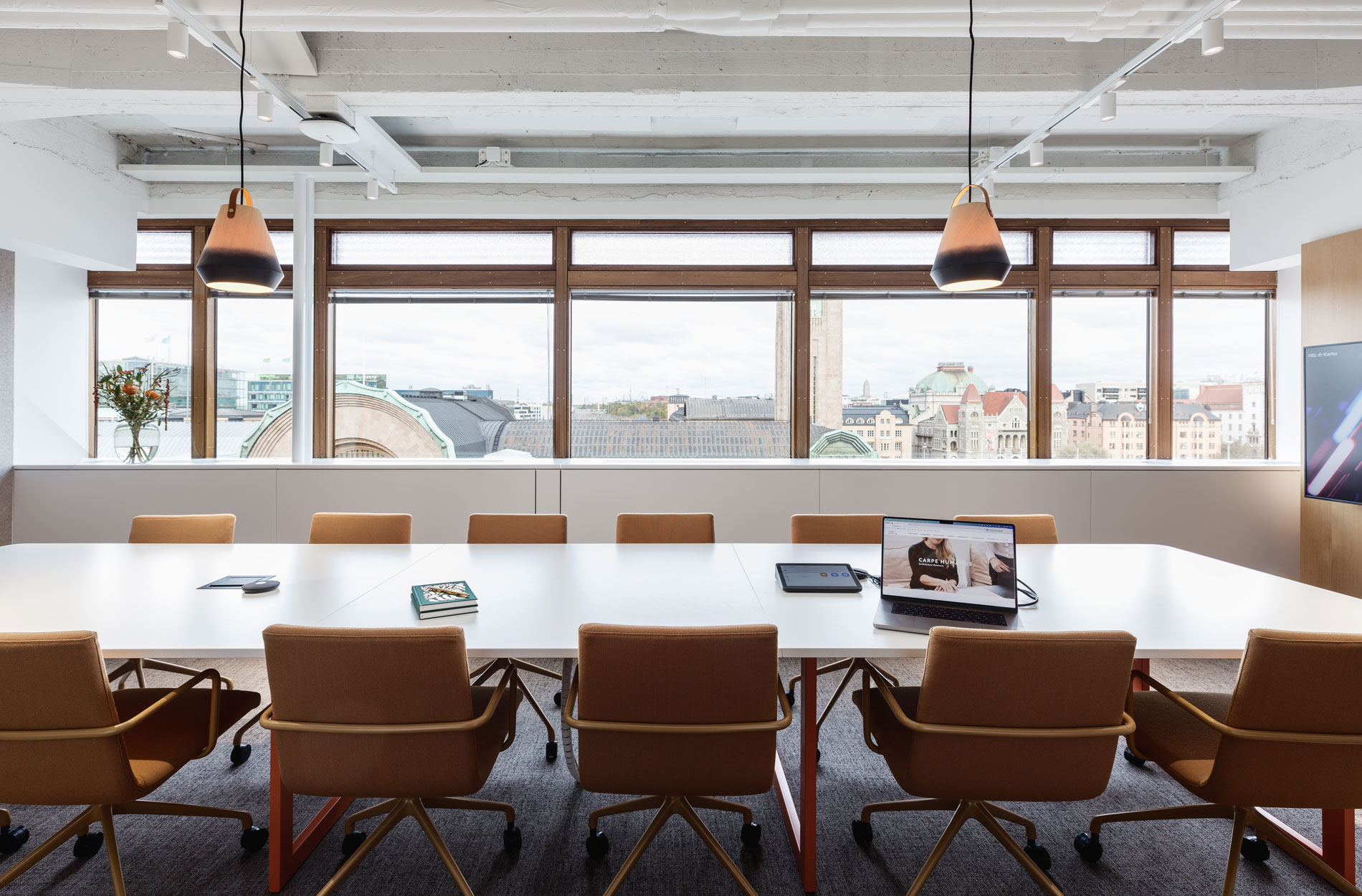 Rune & Berg Designin suunnittelema UNITY Helsingin toimistotilat neuvotteluhuone
