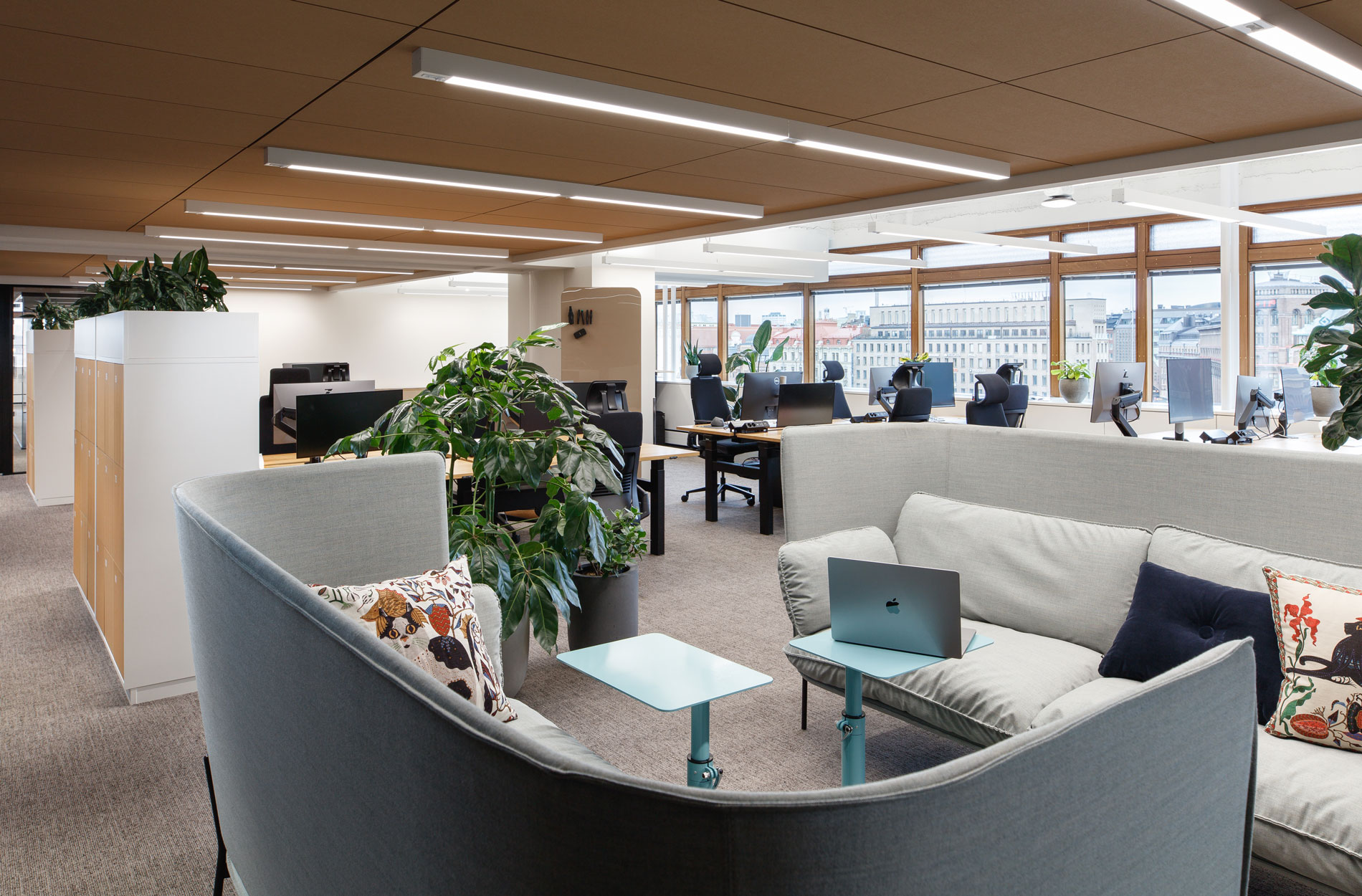 Rune & Berg Designin suunnittelema UNITY Helsingin toimistotilat työskentelyalue