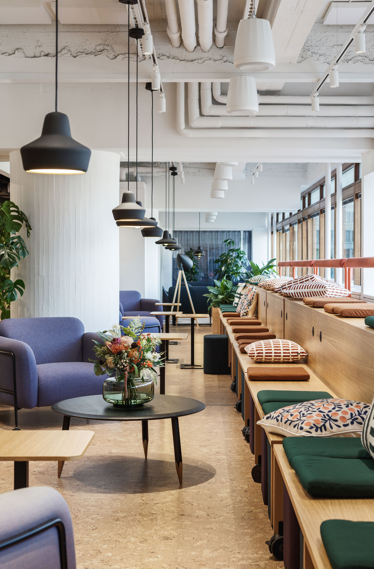 Rune & Berg Designin suunnittelema UNITY Helsingin toimistotilat työkahvila luonnonvalossa