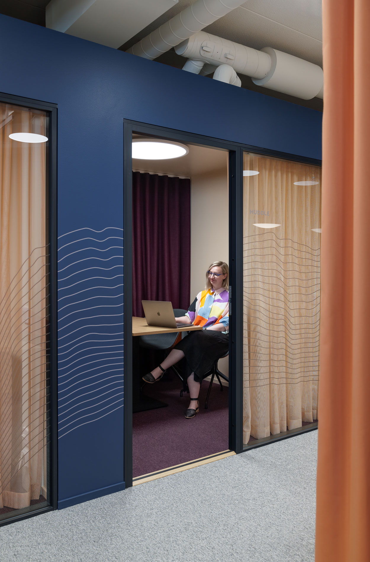 Rune & Berg Designin suunnittelema Voyantic työympäristön keskittymistila