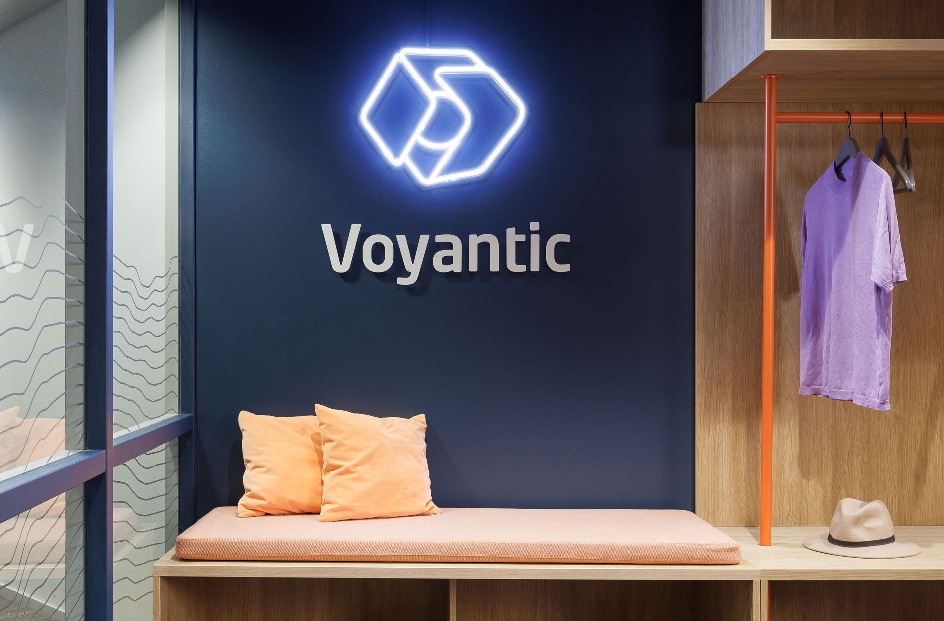 Rune & Berg Designin suunnittelema Voyantic työympäristön brändiseinä