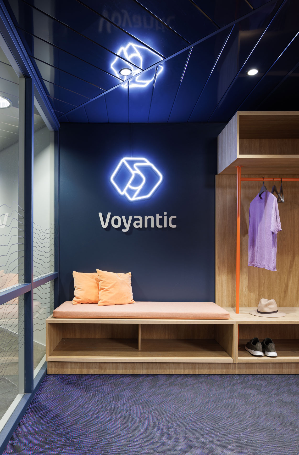 Rune & Berg Designin suunnittelema Voyantic työympäristön sisäänkäynti