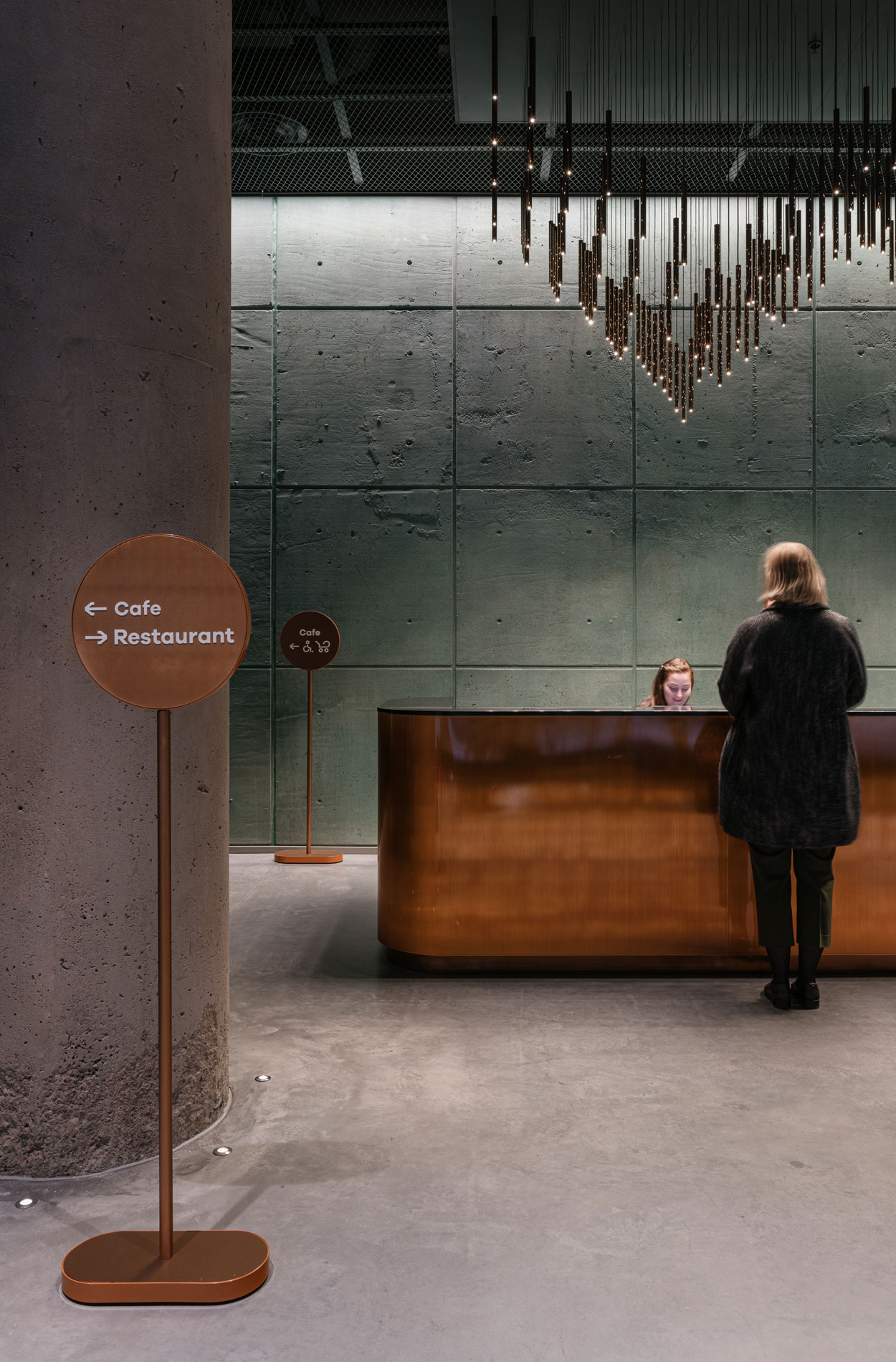 Rune & Berg Designin suunnittelema Arkadia 6 kiinteistökehitys aulan palvelutiski