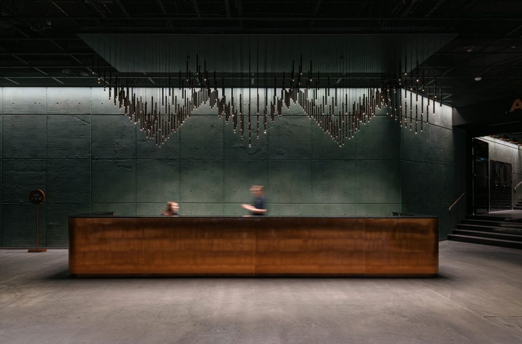 Rune & Berg Designin suunnittelema Arkadia 6 kiinteistökehitys aulan palvelutiski