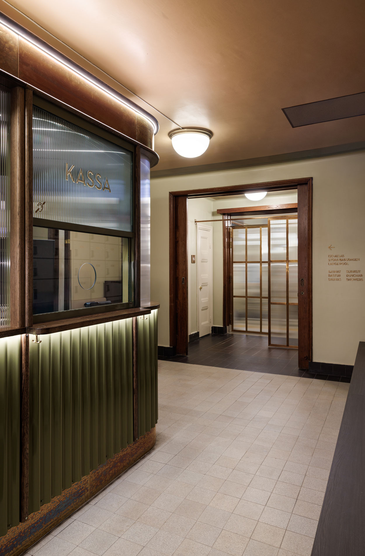 Rune & Berg Designin suunnittelema Yrjönkadun Uimahallin palvelumalliopas, tila- ja opastesuunnittelu, uimahallin visuaalinen identiteetti sekä viestintäkanavamalli.