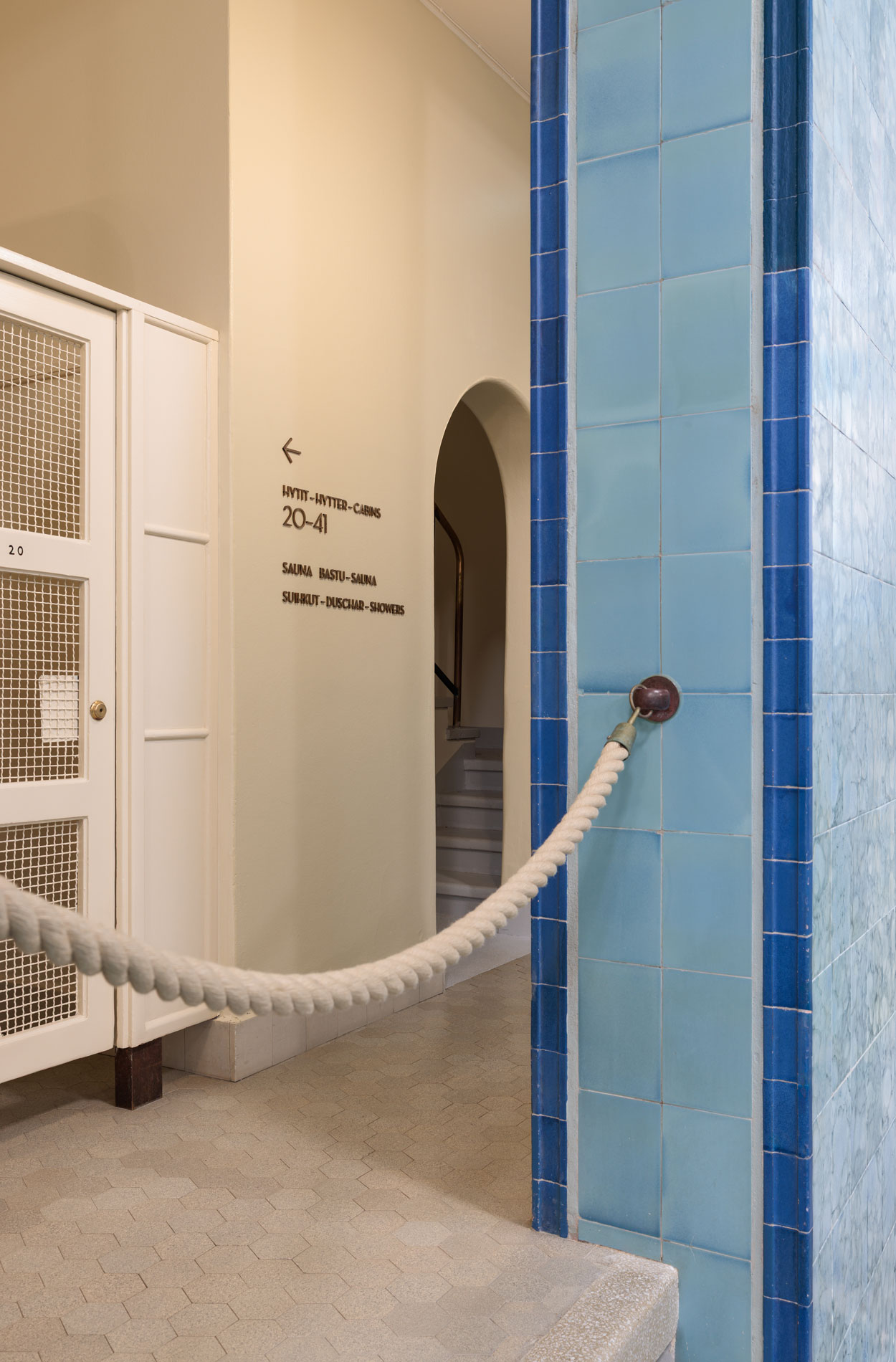 Rune & Berg Designin suunnittelema Yrjönkadun Uimahallin palvelumalliopas, tila- ja opastesuunnittelu, uimahallin visuaalinen identiteetti sekä viestintäkanavamalli.