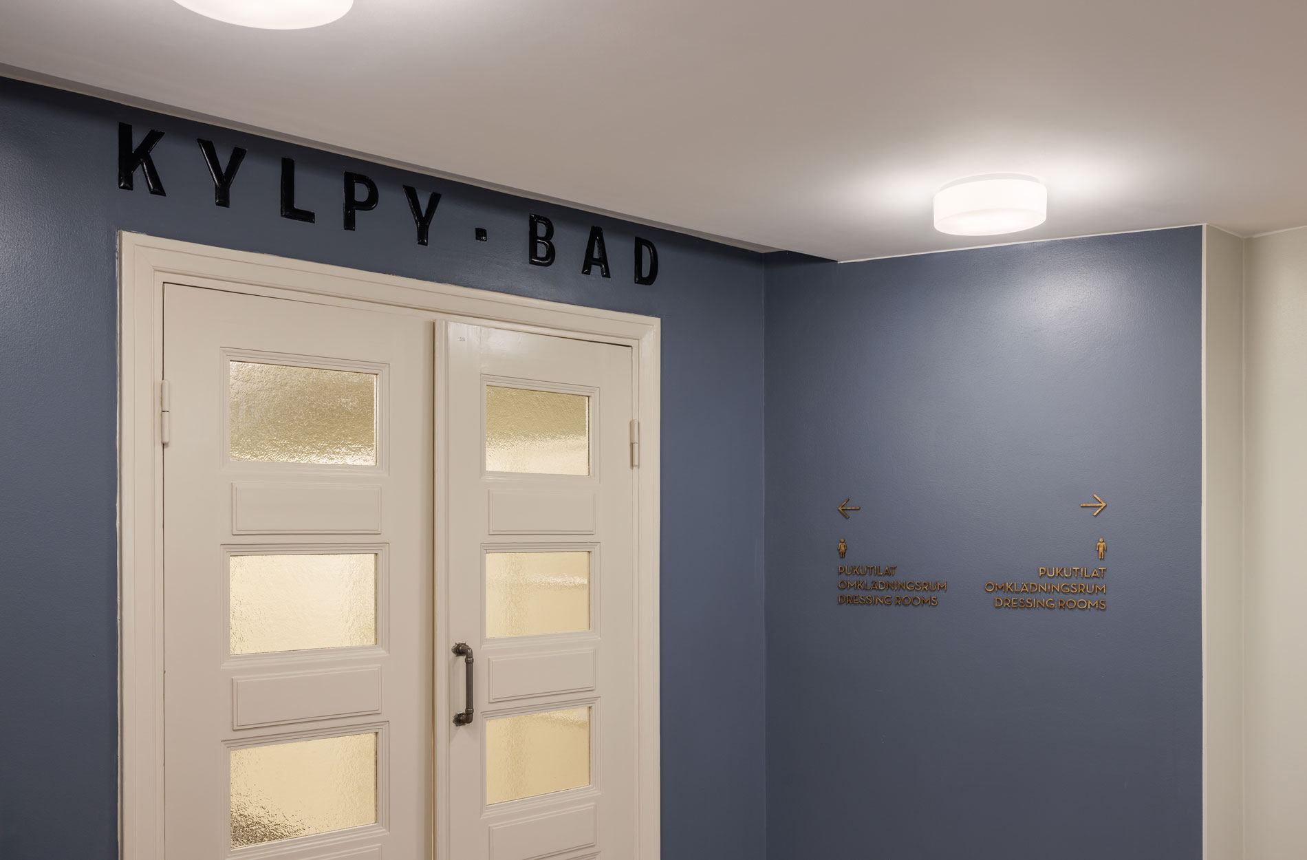 Rune & Berg Designin suunnittelema Yrjönkadun Uimahallin palvelumalliopas, tila- ja opastesuunnittelu, uimahallin visuaalinen identiteetti sekä viestintäkanavamalli.