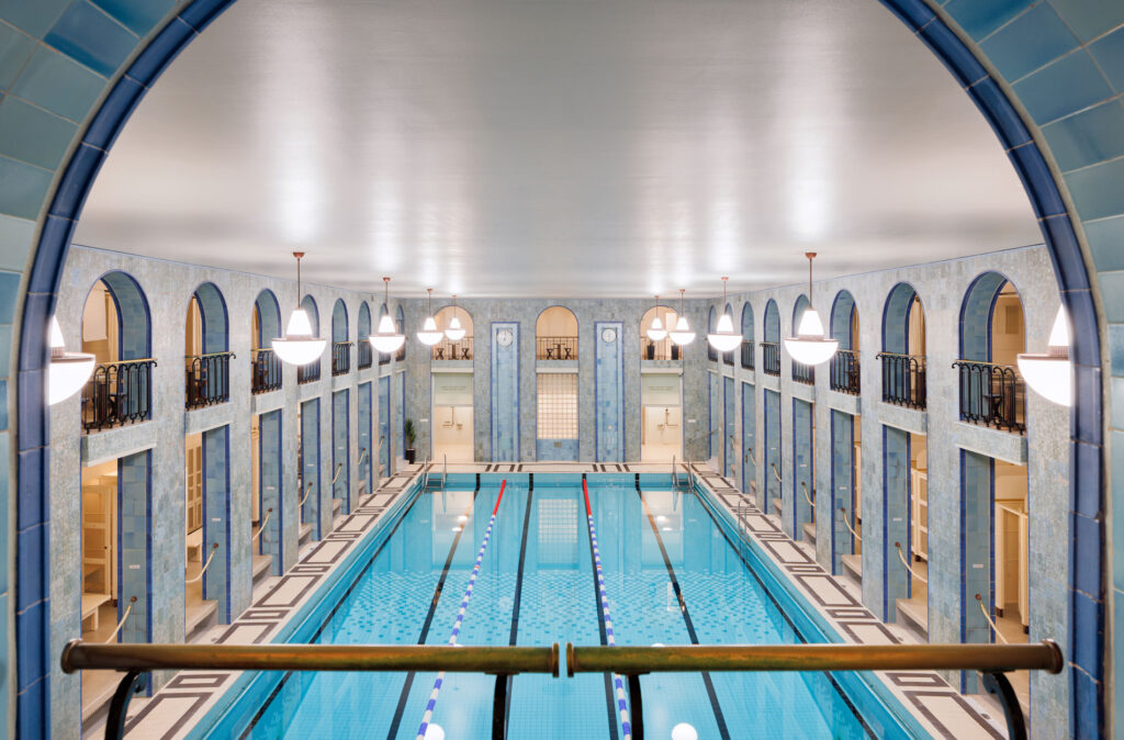 Rune & Berg Designin suunnittelema Yrjönkadun Uimahallin palvelumalliopas, tila- ja opastesuunnittelu, uimahallin visuaalinen identiteetti sekä viestintäkanavamalli.