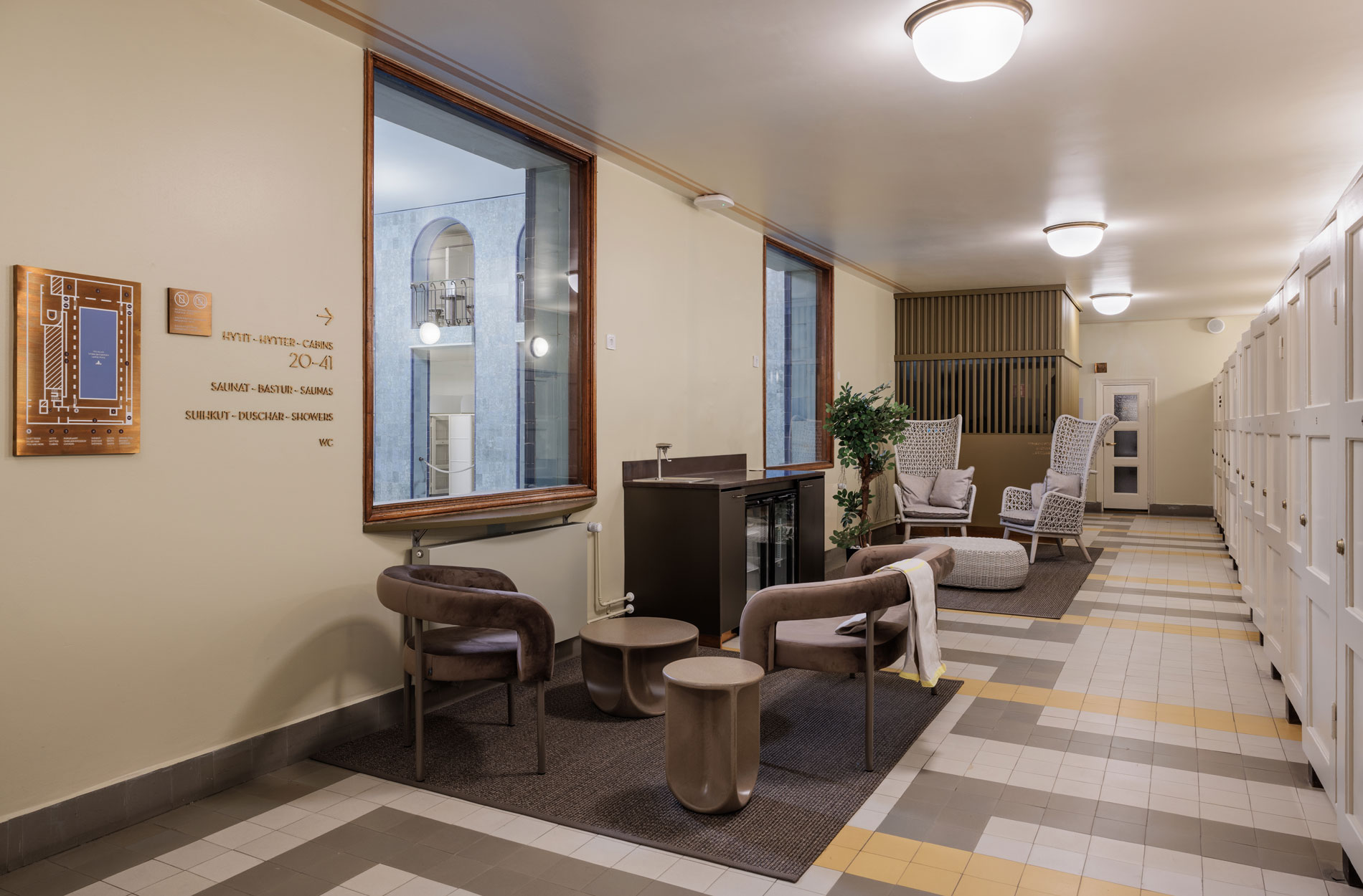 Rune & Berg Designin suunnittelema Yrjönkadun Uimahallin palvelumalliopas, tila- ja opastesuunnittelu, uimahallin visuaalinen identiteetti sekä viestintäkanavamalli.