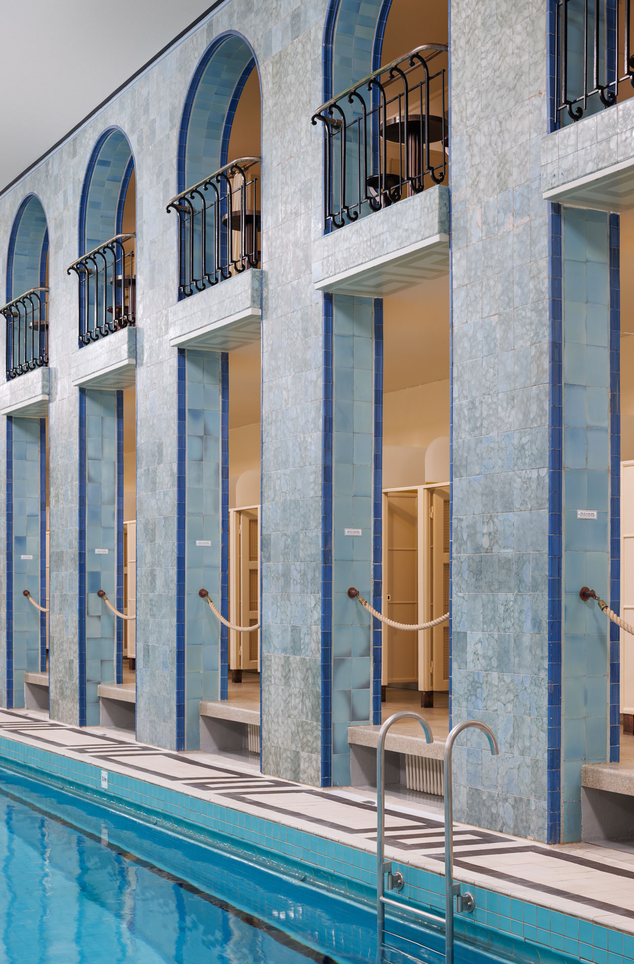 Rune & Berg Designin suunnittelema Yrjönkadun Uimahallin palvelumalliopas, tila- ja opastesuunnittelu, uimahallin visuaalinen identiteetti sekä viestintäkanavamalli.