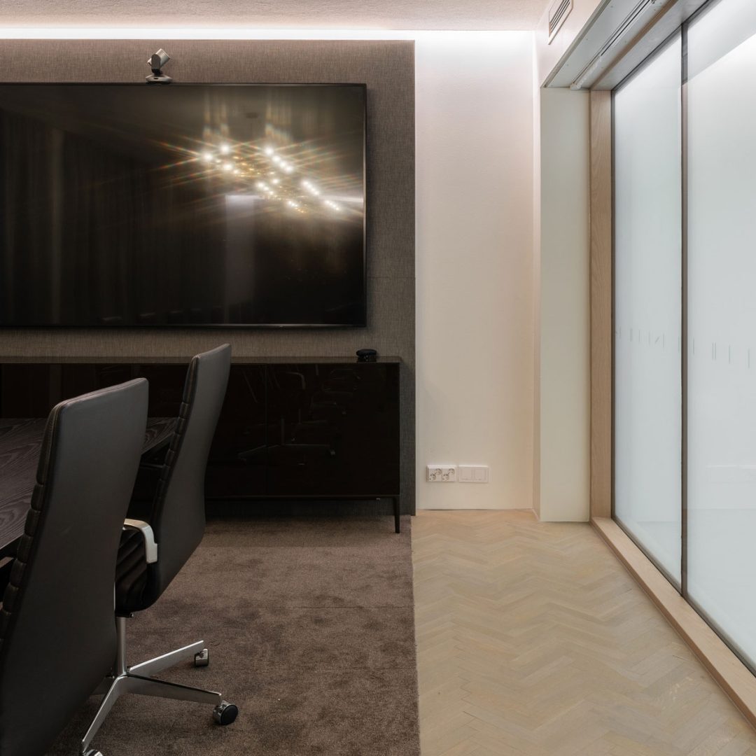 Rune & Berg Designin suunnittelema Rettig Group työympäristön neuvotteluhuone