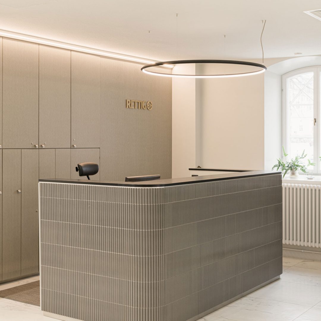 Rune & Berg Designin suunnittelema Rettig Group työympäristön vastaanottoaula info