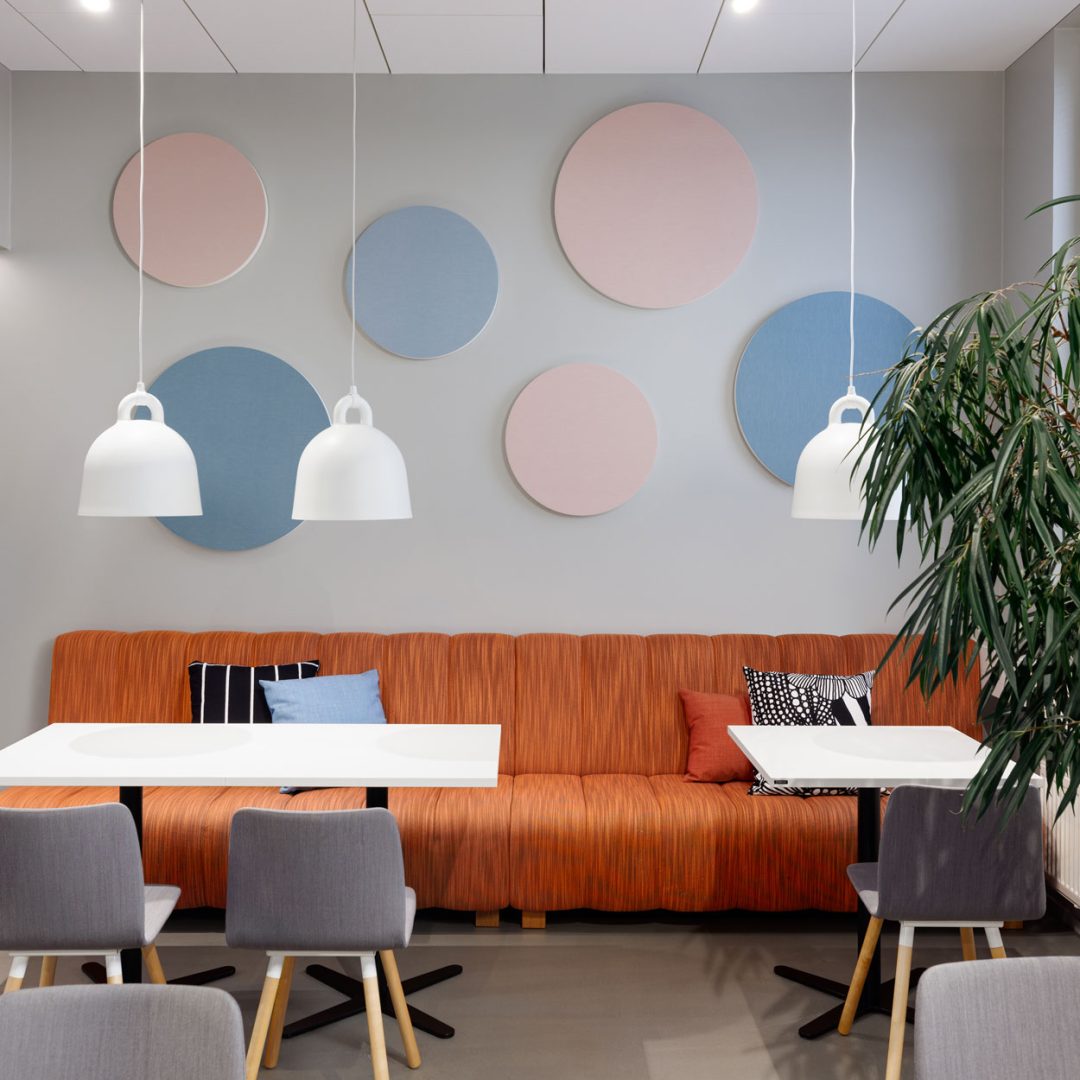 Rune-Berg-Design-tyoymparistokehittaminen-working-cafe-01 Rune & Berg Designin suunnittelema Saint-Gobain työympäristön kahvila