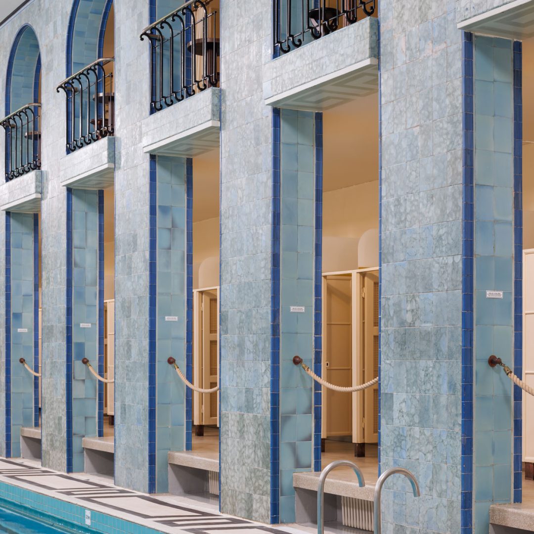 Rune & Berg Designin suunnittelema Yrjönkadun Uimahallin palvelumalliopas, tila- ja opastesuunnittelu, uimahallin visuaalinen identiteetti sekä viestintäkanavamalli.